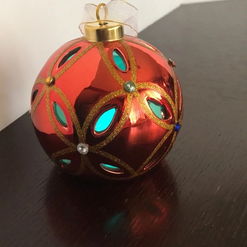 Color-changing holiday decor lighted bulb